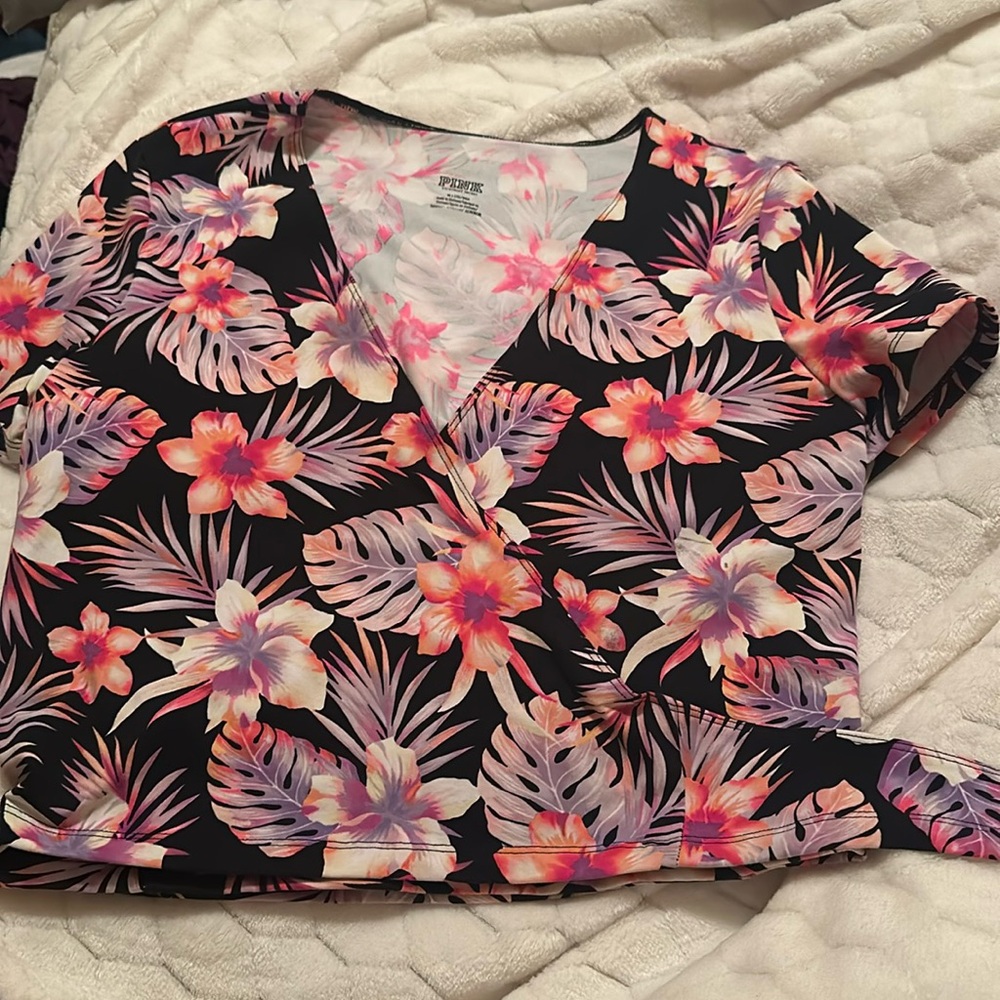 VS Pink crossover flower top. Size medium. Never worn